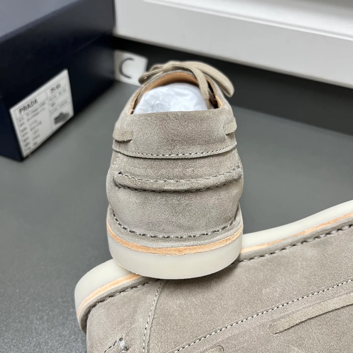 💰840 Prada men's new lace-up leather loafers. Made of flocked two-layer cow leather, these shoes combine classic design with handmade details, blending sophistication with casual comfort. Designed in a lace-up style, with open-stitched seams on the skirt, 1.5cm white rubber soles with leather welts, dyed calfskin lining, and silver-labeled cowhide feet, the style is simple and elegant. C leather shoe size: 39/40/41/42/43/44 gray, original box packaging + dust bag